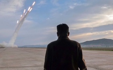 Triều Tiên phóng loạt tên lửa ‘răn đe’ Hàn Quốc, ông Kim Jong-un giám sát