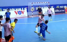 Giải futsal VĐQG 2024: Cầu thủ bật khóc khi phải nằm cáng rời sân