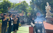 Thi tốt nghiệp THPT: Sĩ tử đội nắng lên chùa Linh Ứng ở Đà Nẵng cầu may