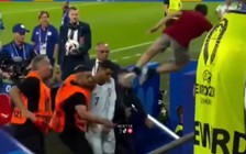 Ronaldo bị CĐV ‘đá hụt’ ngoài đường biên vì mắng trọng tài, bạn gái sợ xanh mặt