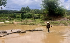 Cầu treo hư hỏng, người dân phải lội sông suối