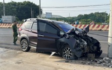 Bình Phước: Xe 7 chỗ tông trụ điện, vợ tử vong, chồng bị thương nặng