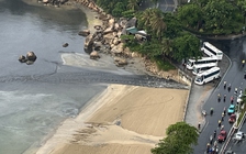 Dòng nước đen ngòm đổ ra biển Nha Trang, dân tắm biển kêu bị mẩn ngứa