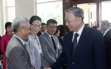 Chủ tịch nước Tô Lâm gặp gỡ cộng đồng người Việt Nam tại Lào