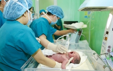 Thêm một bé trai chào đời sau khi được thông tim trong bào thai