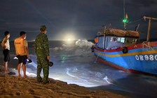 Cứu 3 tàu cá của ngư dân gặp nạn ở cửa biển Nhật Lệ giữa mưa giông