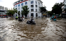 Khổ sở vì đường phố Hà Nội ngập cả ngày không rút