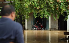 Nước lũ dâng cao, nhiều nhà dân ở Hà Nội chìm trong 'biển nước'