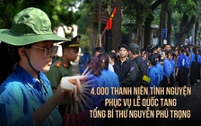 Thanh niên tình nguyện sẵn sàng quạt tay hàng giờ liền để làm mát cho người dân chờ viếng Tổng Bí thư