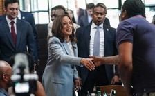 Phó tổng thống Harris thách ông Trump ‘nói trước mặt’