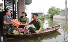 Công an bơi thuyền tiếp tế lương thực cho dân nơi rốn lũ Hà Nội