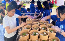 Tô mì gõ 0 đồng ở TP.HCM: Vừa ấm nóng, vừa có ca nhạc tặng người ăn