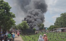 Náo loạn vì đám cháy bãi chứa pallet gỗ rộng hàng ngàn mét vuông