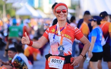 Người phụ nữ U.70 mê 'săn bục' half marathon