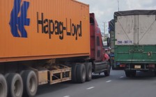 Bình Dương: Xe container ngang nhiên đi trong khung giờ cấm