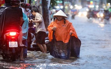 Mưa lớn ngày đầu kỳ nghỉ lễ 2.9: Nhiều tuyến đường bỗng chốc 'thành sông'