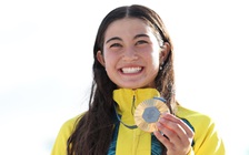 VĐV 14 tuổi giành HCV Olympic, cha mẹ tặng ngay một chú vịt làm thú cưng