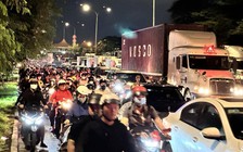 Xe tông liên hoàn trên cầu Phú Mỹ: Dòng người kẹt cứng hàng giờ đồng hồ không di chuyển được