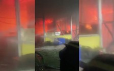 Kho thực phẩm đông lạnh bốc cháy lúc rạng sáng, người dân hốt hoảng