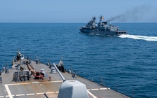 Houthi dùng tên lửa, UAV tấn công hai tàu chiến Mỹ?