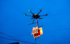 Dùng thiết bị bay Drone tiếp tế lương thực cho dân bị lũ cô lập