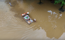 Áo phao, đèn pin, nước sạch... hàng cứu trợ nào người dân vùng lũ miền Bắc đang cần nhất?