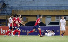 Trận thắng quý hơn vàng của chủ nhà, V-League ngày càng gay cấn