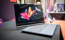 Lenovo trình diễn laptop tự mở và xoay theo người dùng