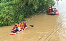 Lũ dâng bất ngờ ở Thái Nguyên: Đưa ca nô cứu hộ người mắc kẹt, hỗ trợ thực phẩm