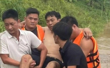 Sập cầu Phong Châu: Người rơi xuống gần đáy sông Hồng cố bơi bám vào cây chuối và được cứu
