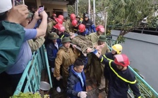 Chạy đua với thời gian cứu bé gái kẹt trong vụ sạt lở