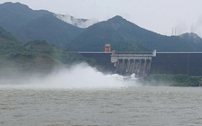 Thủy điện Tuyên Quang mở đồng loạt 8 cửa xả lũ