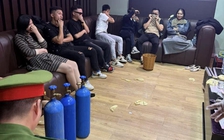 Đột kích bar, karaoke Roma Premium Lounge, phát hiện 4 nhân viên dương tính ma túy