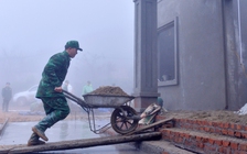 Đến nơi bộ đội cùng người dân cõng gạch xây nhà