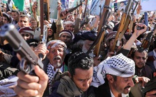 Houthi thả thủy thủ đoàn nhưng bị ông Trump tái cấm vận