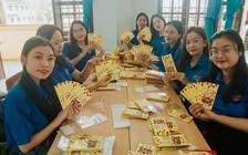 Thiết kế bao lì xì, bán lấy tiền ủng hộ học sinh nghèo