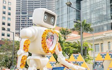 Bất ngờ với robot bắn tim, chụp ảnh cho khách trên đường hoa Nguyễn Huệ