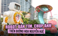 Robot bắn tim, chụp ảnh cho khách trên đường hoa Nguyễn Huệ