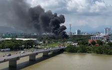 Cháy tại bãi xe ở Đà Nẵng, thiêu rụi chiếc xe tải và xe máy