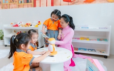 Robot AI kể chuyện ở thư viện thu hút trẻ mầm non TP.HCM
