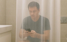 Người trẻ mắc trĩ gia tăng, do thói quen lướt mạng khi đi vệ sinh