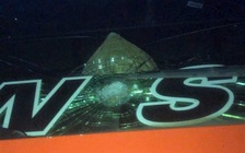 Xe khách và 2 xe tải bị ném đá vỡ kính khi đang chạy trên cao tốc