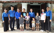 T.Ư Đoàn thăm, tặng quà thanh thiếu nhi Nghệ An bị thiệt hại do bão số 10