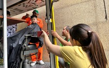 Ông bố mở tiệm cắt tóc miễn phí trong bệnh viện để giúp bệnh nhi