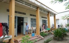 Mất nhà do sạt lở, nhiều năm phải sống tạm trong nhà văn hóa