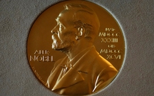 Người đoạt giải Nobel Kinh tế 2025 vừa được xướng tên