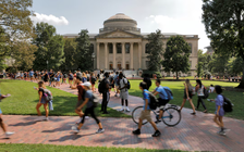 Số sinh viên quốc tế đến Mỹ giảm gần 20% trong tháng 8