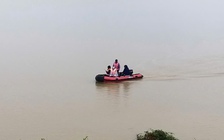 Một người cha ôm 2 con nhỏ nhảy cầu Bến Thủy