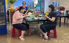 Đường phố Hải Phòng biến thành 'sông' sau cơn mưa lớn