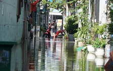 Triều cường dâng cao, người dân hẻm ở TP.HCM thức trắng đêm bơm nước ngập